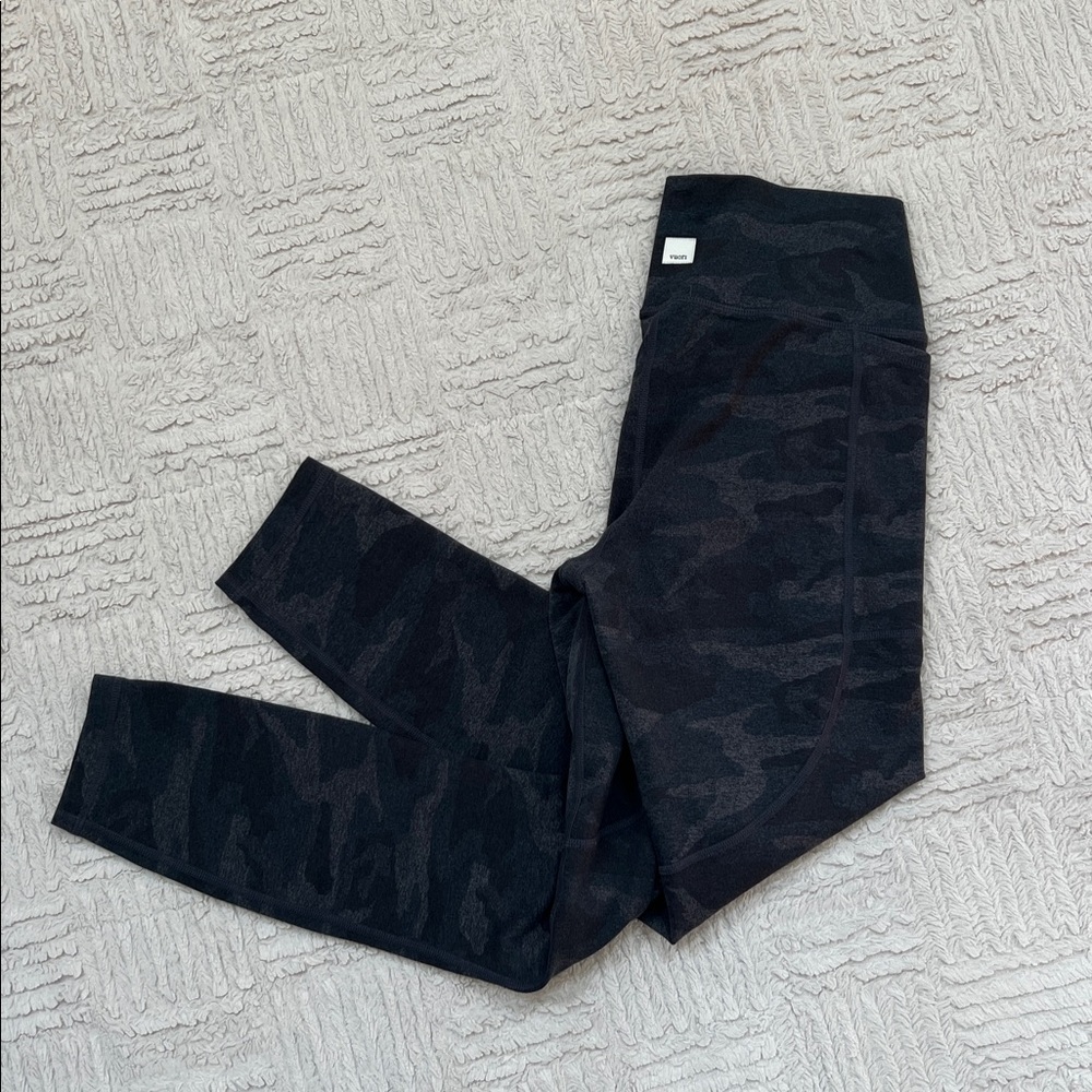 Vuori Elevation Performance Legging in Black camo, Size Small 2-4